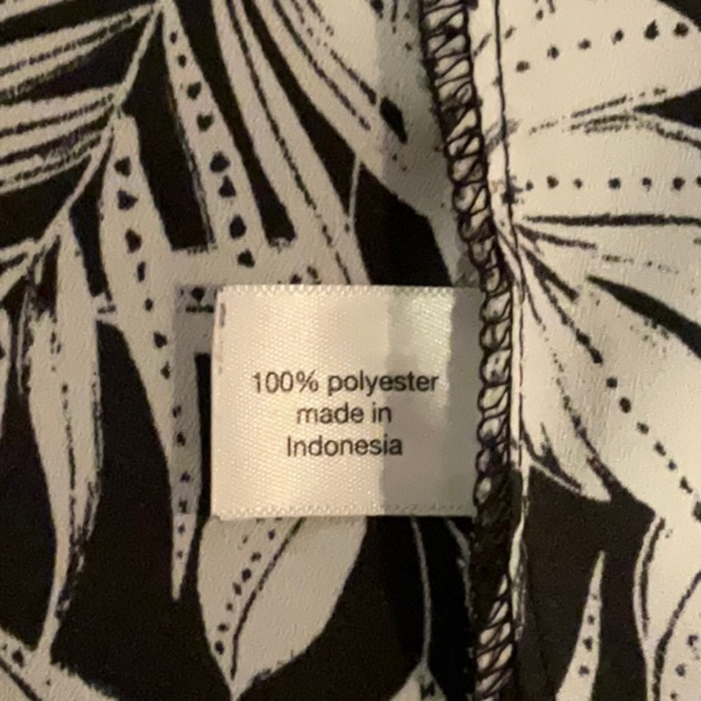 Lane Bryant Size 24 Black White Tropical Leaf Ruffle Flutter Sleeve VNeck Blouse - Picture 12 of 13